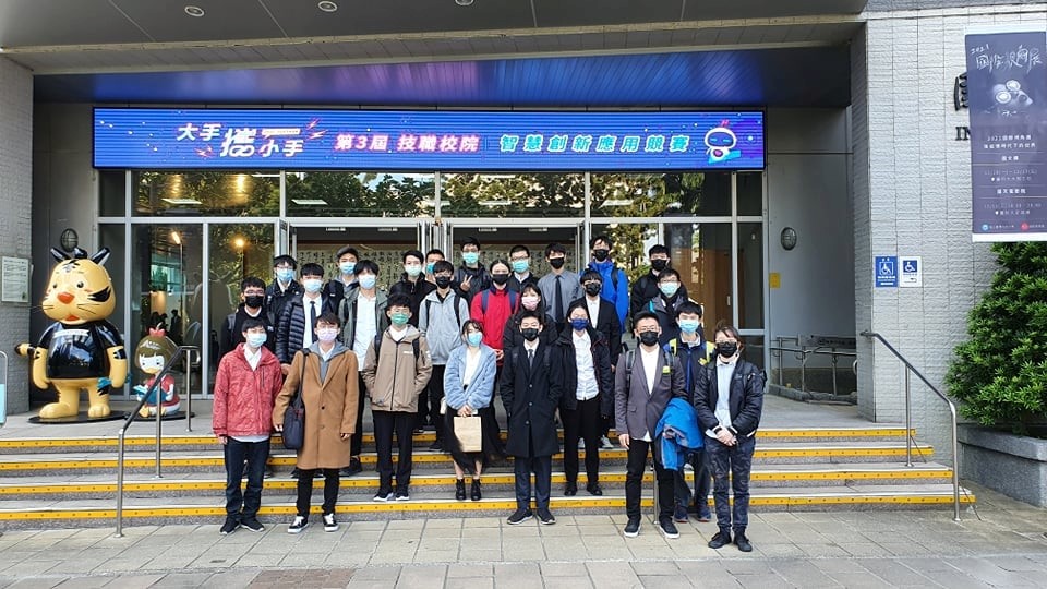 「第三屆大手攜小手─智慧創新應用競賽」 競賽選手全員合影