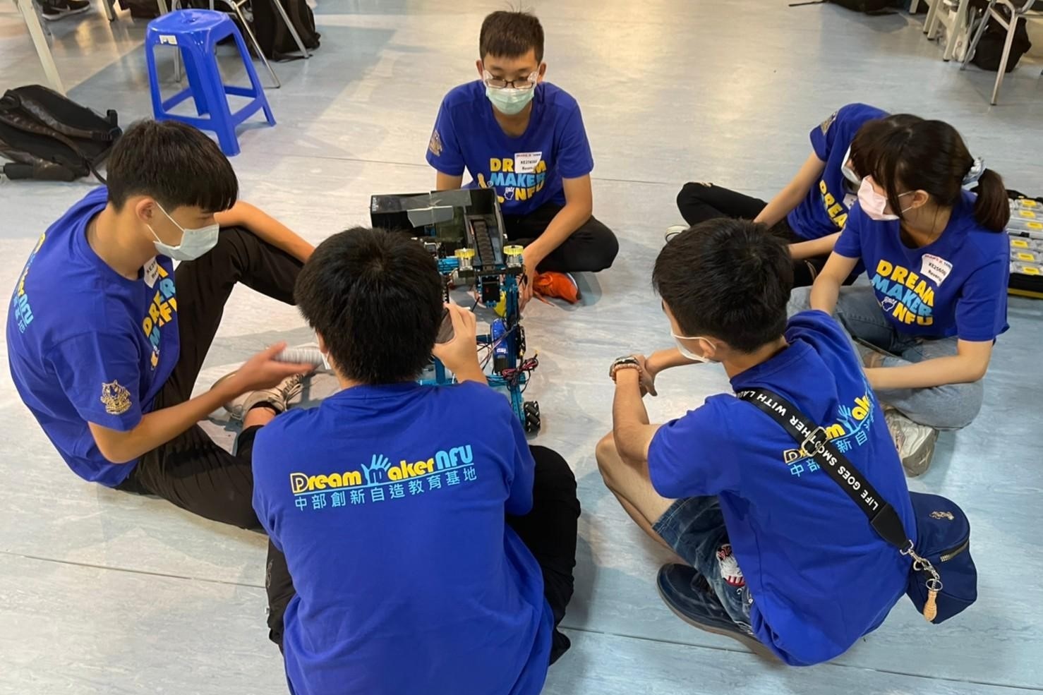 竞赛选手集思广益,互信互助