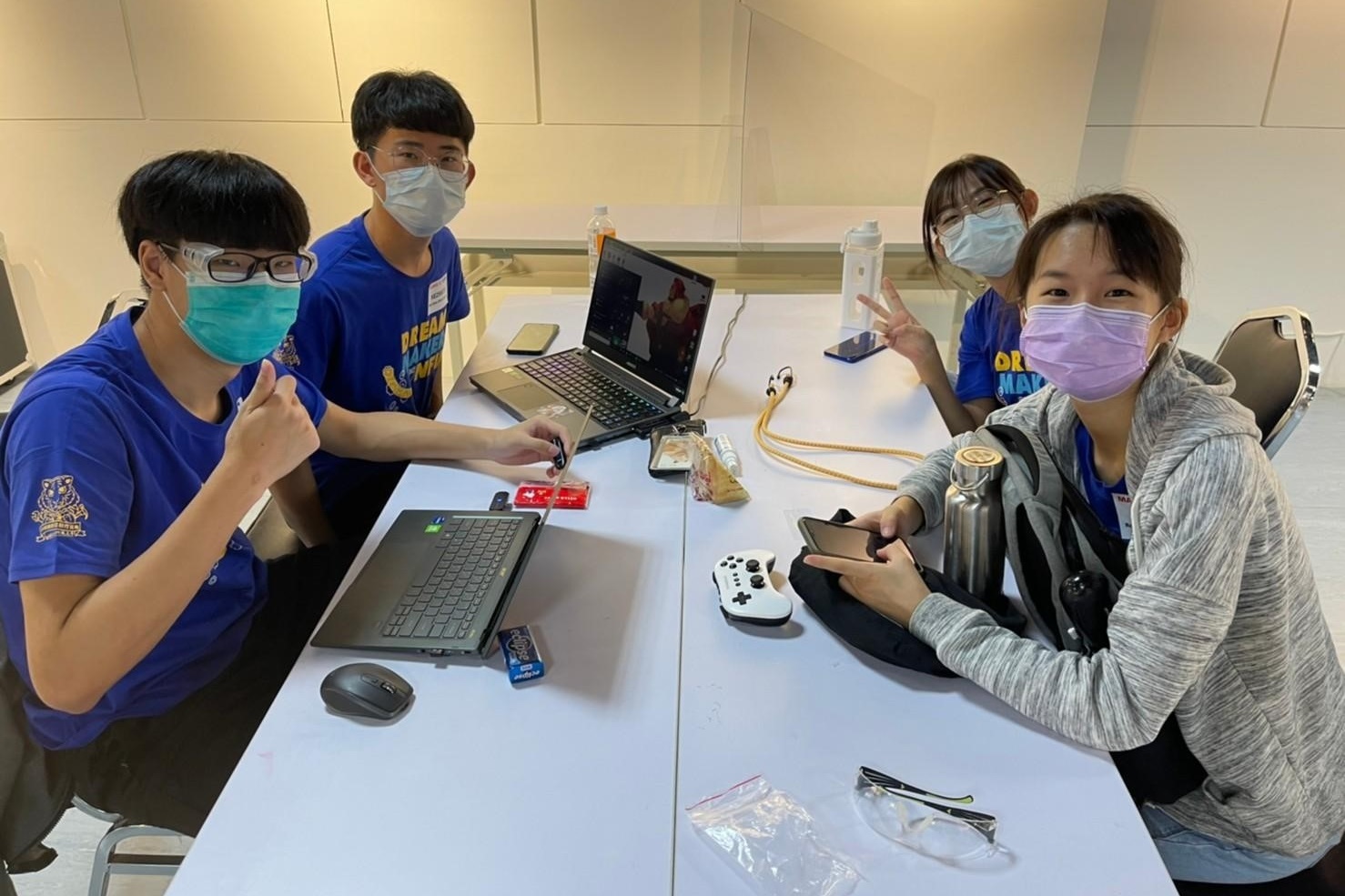 选手们相互讨论,激发创思