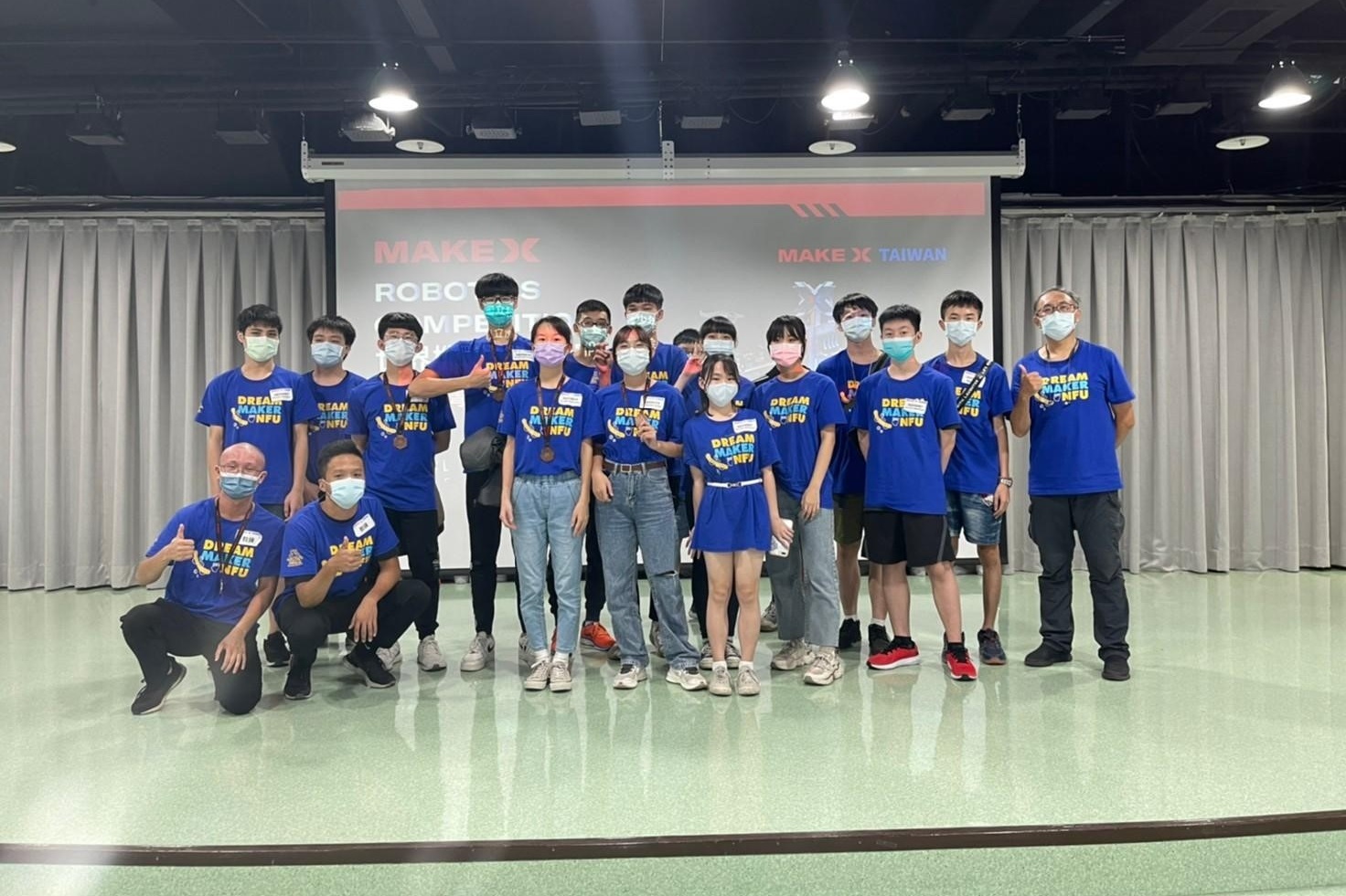资讯工程科竞赛队伍全员合照 许永和教授(右一)、魏浩年教练(左前二)及林展佑教练 (左前一)