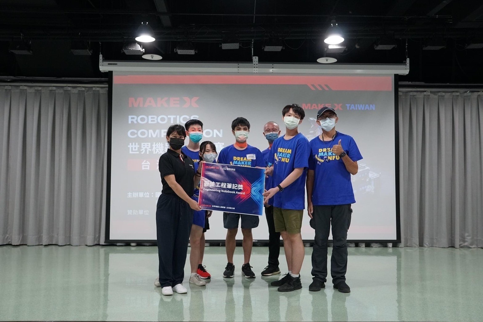 2021Makex世界机器人挑战赛资工科团队荣获最佳工程笔记奖 Makeblock 杨雯婷经理 (左一)、许永和教授(右一)及林展佑教练 (右三)