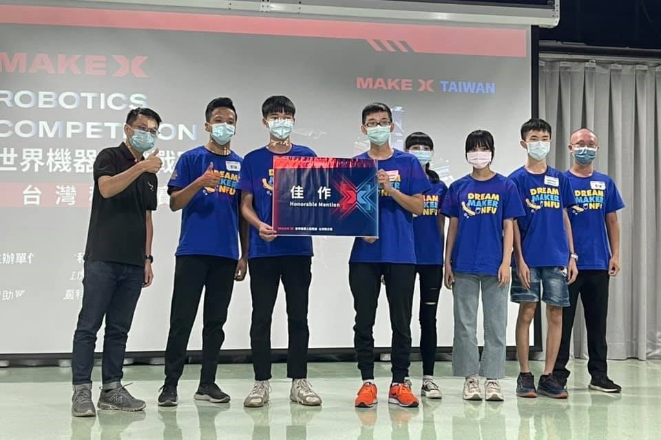 2021Makex世界机器人挑战赛资工科团队荣获佳作 劲园国际黄重景经理(左一)、魏浩年教练(左二)及林展佑教练 (右一)