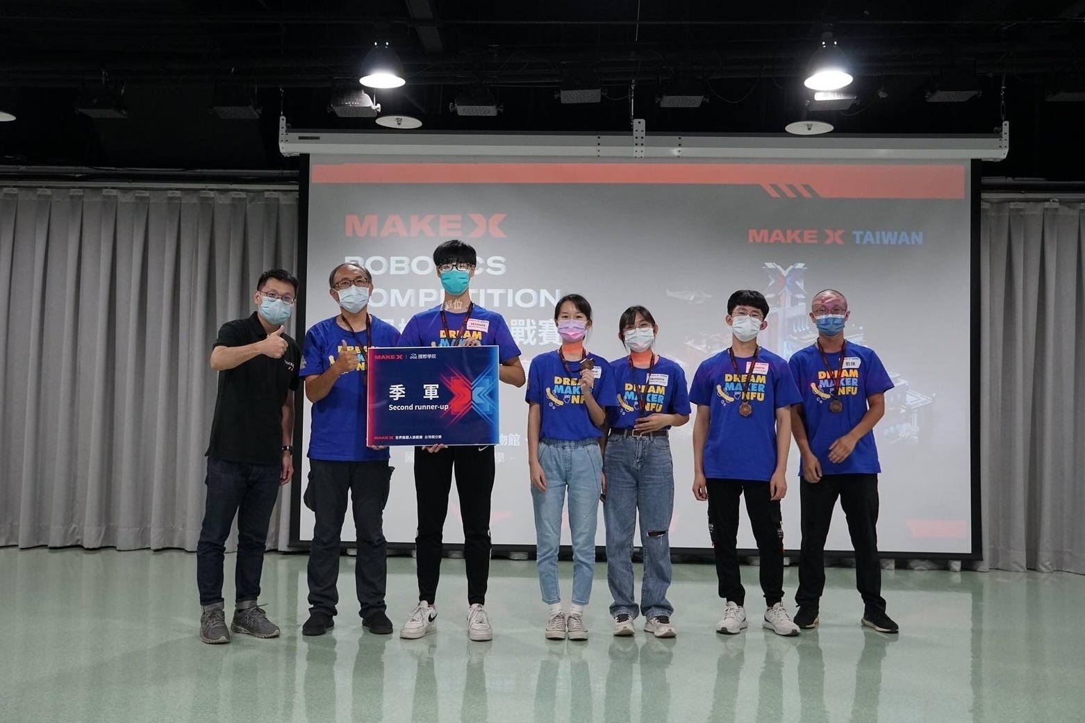 2021Makex世界机器人挑战赛资工科团队荣获季军 劲园国际黄重景经理(左一)、许永和教授(左二)及林展佑教练(右一)