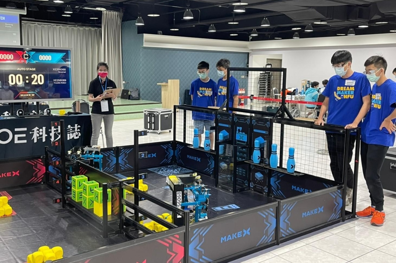 競賽開始，選手們屏氣凝神、關注戰況