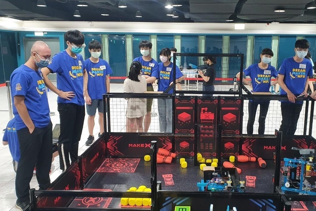 賽況激烈，林展佑教練(左一)與選手們觀察戰況，不敢稍有大意