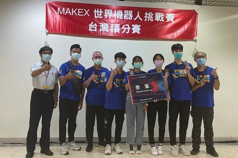 2021Makex世界機器人挑戰賽季軍獲獎團隊合影 科工館文創小組召集人鄭宗哲秘書(左一)、 魏浩年教練(左二)、林展佑教練(左三)及許永和教授(右一)