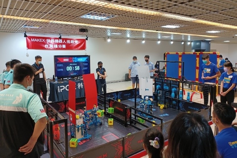 比賽哨起，本校資工科由鄭宇森同學(右二)操作機器人