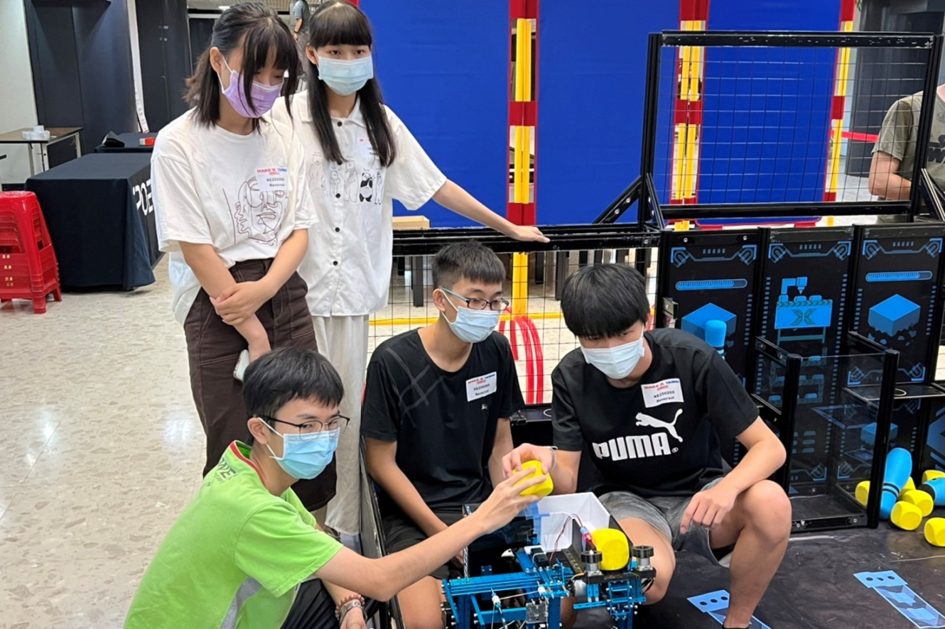 參賽團隊把握賽前的場地練習時間，努力與堅持，直到最後一刻 