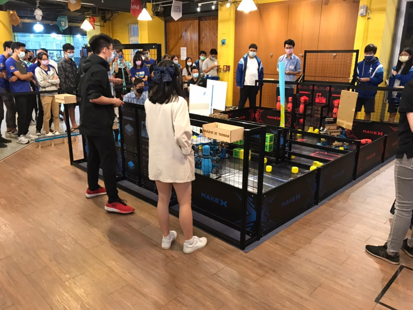 參賽選手及觀眾圍繞場地，戰況相當激烈