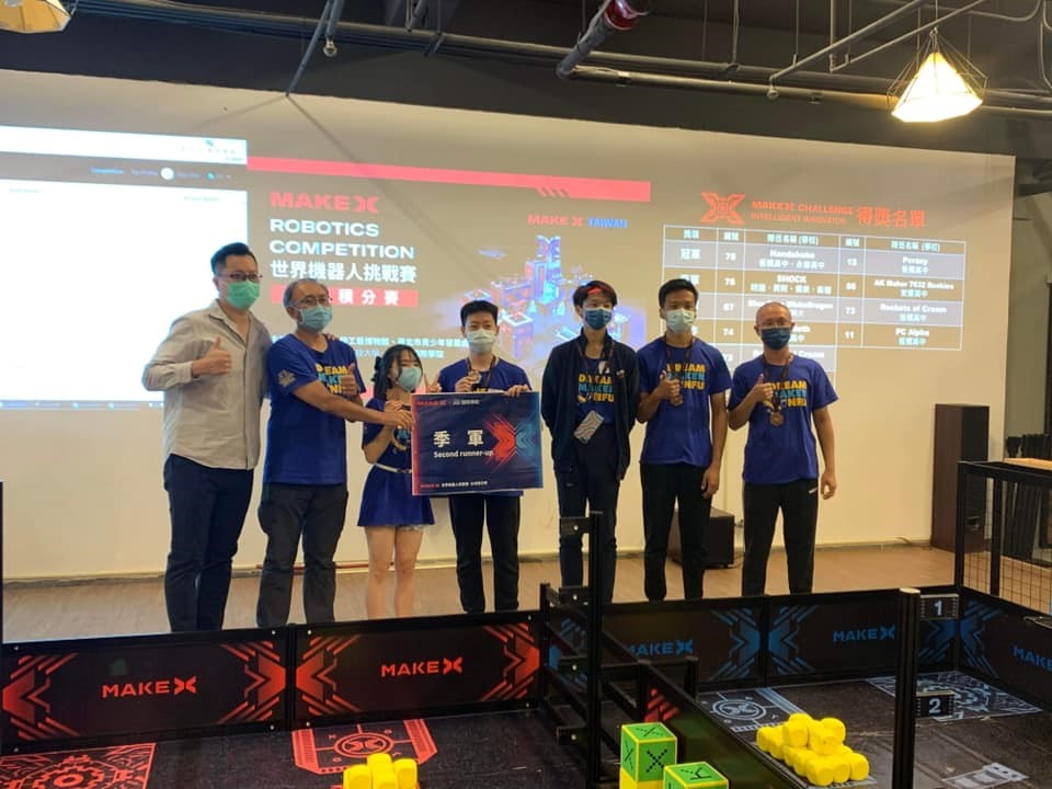 2021Makex世界機器人挑戰賽-雲林站季軍團隊合影 勁園科教李茂龍經理(左一)、許永和教授(左二)、 林展佑教練(右一)、 魏浩年教練(右二)及獲獎選手